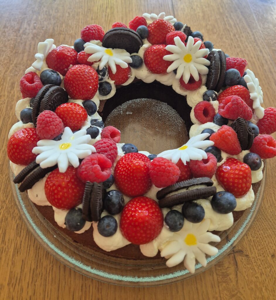 Brownietaart met rood fruit