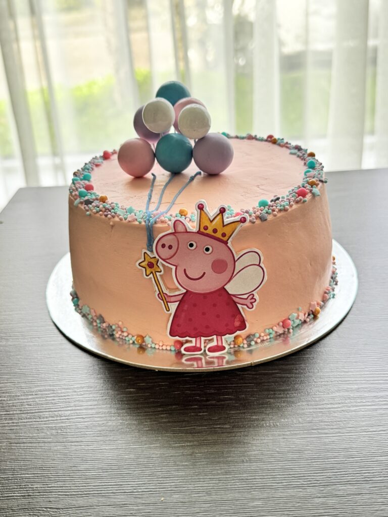 Peppa Big taart met verse aardbeien